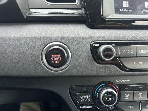 Used 2017 Kia Niro EX FWD image 8