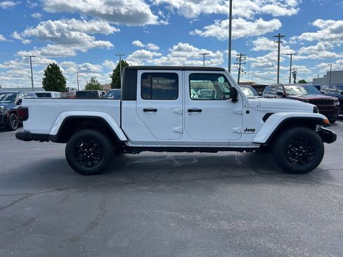 Certified 2023 Jeep Gladiator Sport AWD/4WD image 8