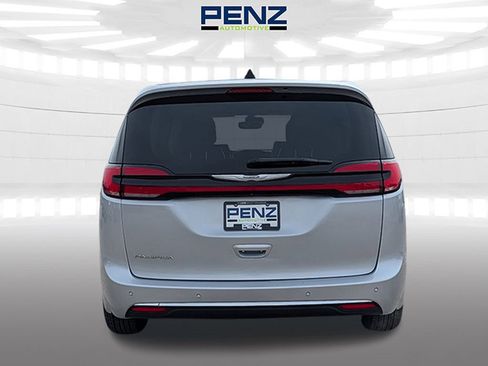 Used 2023 Chrysler Pacifica Touring-L FWD image 6