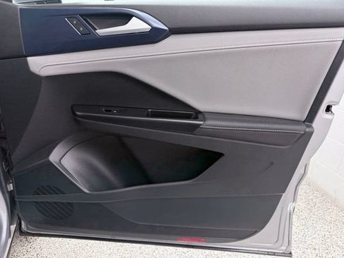 Used 2024 Volkswagen Taos SE FWD image 19