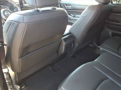 Used 2025 Nissan Pathfinder SL AWD/4WD image 16