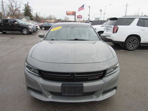 Used 2019 Dodge Charger SXT image 2