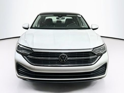 Certified 2023 Volkswagen Jetta SE w/ Panoramic Sunroof Package FWD image 2