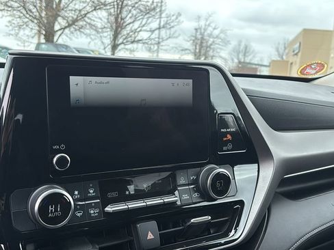 Used 2023 Toyota Highlander L image 19