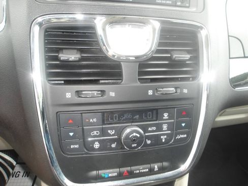 Used 2014 Chrysler Town & Country Touring-L FWD image 17