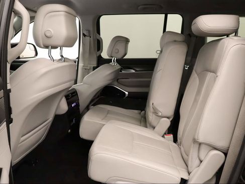 Used 2024 Jeep Wagoneer L Series II w/ Flexible Seating Group image 18