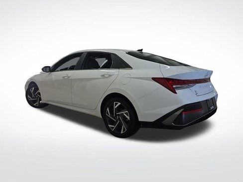 Certified 2025 Hyundai Elantra SEL image 3