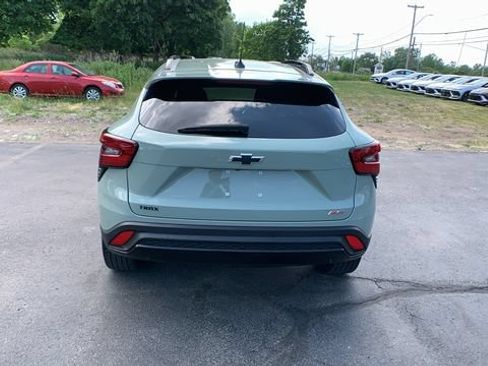 Used 2024 Chevrolet Trax RS FWD image 4
