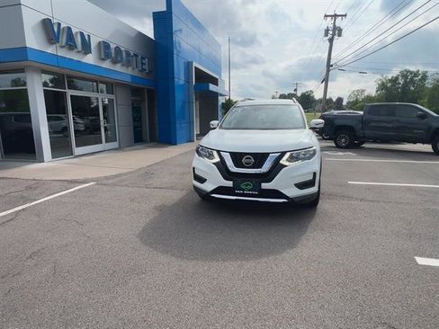 Used 2020 Nissan Rogue SV image 3