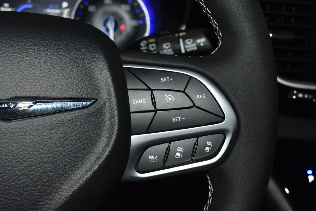 Used 2025 Chrysler Voyager LX FWD image 9