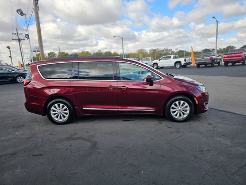 Used 2017 Chrysler Pacifica Touring-L image 4