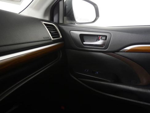 Used 2019 Toyota Highlander Limited FWD image 28
