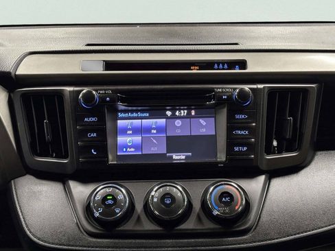 Used 2018 Toyota RAV4 LE AWD/4WD image 21