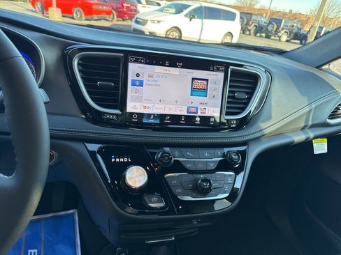 New 2026 Chrysler Pacifica Select image 10