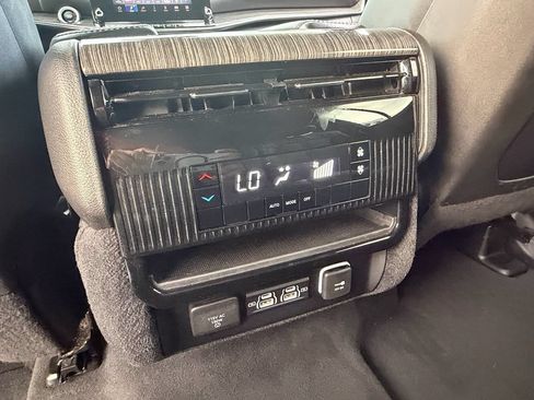 Used 2022 Jeep Wagoneer Series II RWD image 13