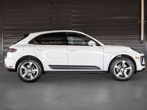 Certified 2023 Porsche Macan AWD/4WD image 11