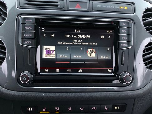 Used 2017 Volkswagen Tiguan Sport image 24