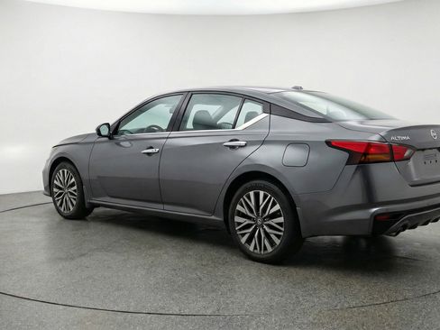 Used 2025 Nissan Altima 2.5 SV FWD image 6