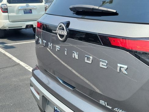 Used 2025 Nissan Pathfinder SL AWD/4WD image 8
