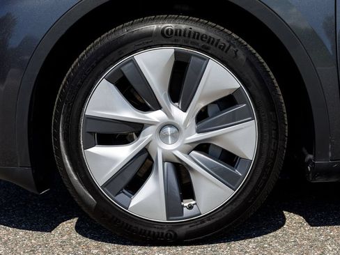 Used 2023 Tesla Model Y Long Range AWD/4WD image 33