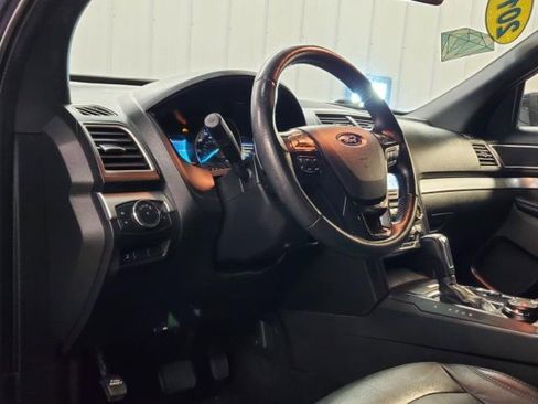 Used 2017 Ford Explorer XLT w/ XLT Technology Feature Bundle image 15