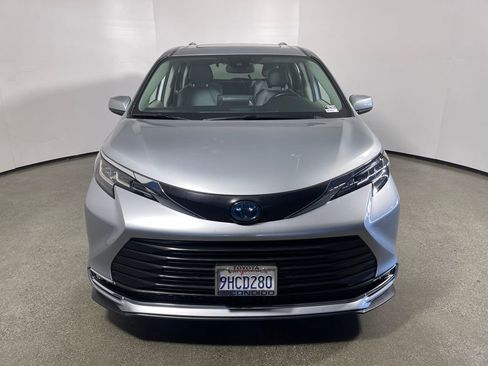 Certified 2023 Toyota Sienna XLE image 8