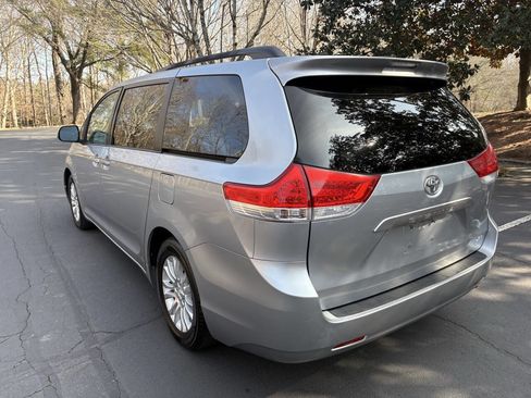 Used 2011 Toyota Sienna XLE w/ Entertainment Pkg FWD image 6