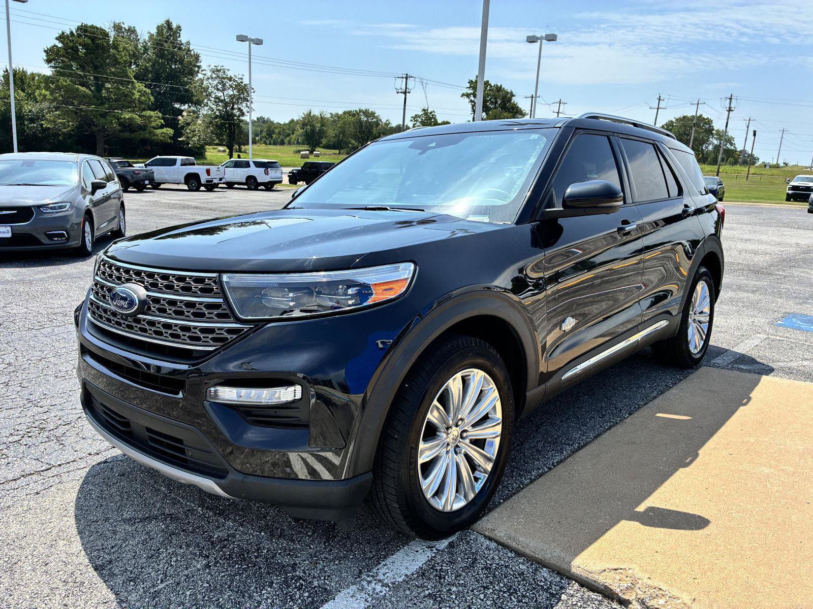 Used 2022 Ford Explorer King Ranch w/ Premium Technology Package AWD/4WD image 4