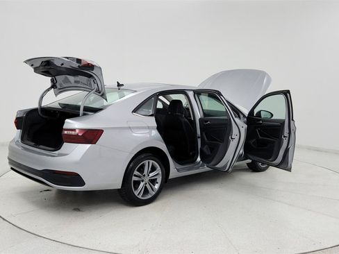 Used 2024 Volkswagen Jetta SE FWD image 11