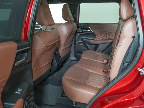 Used 2025 Mitsubishi Outlander SEL image 16