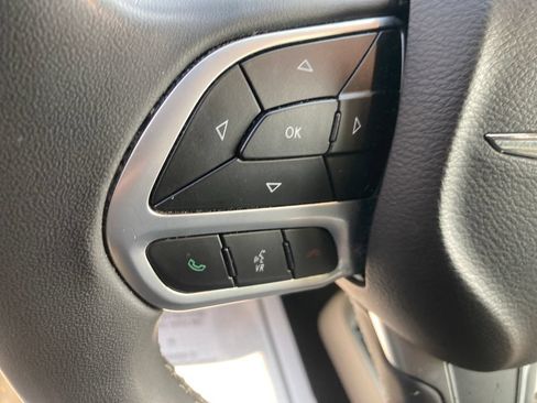 Used 2023 Chrysler Pacifica Touring-L FWD image 39
