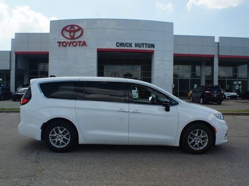 Used 2024 Chrysler Pacifica Touring-L FWD image 1