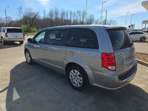 Used 2018 Dodge Grand Caravan SE w/ UConnect Hands-Free Group image 3