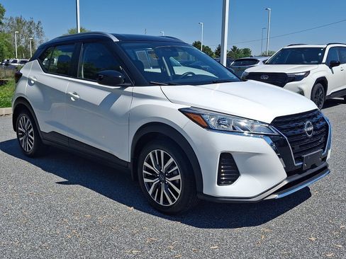 Used 2023 Nissan Kicks SV FWD image 3
