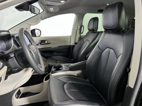 Used 2024 Chrysler Pacifica Touring-L image 22