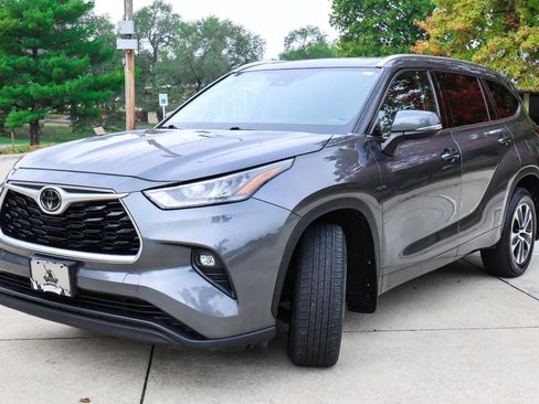 Used 2020 Toyota Highlander XLE image 3