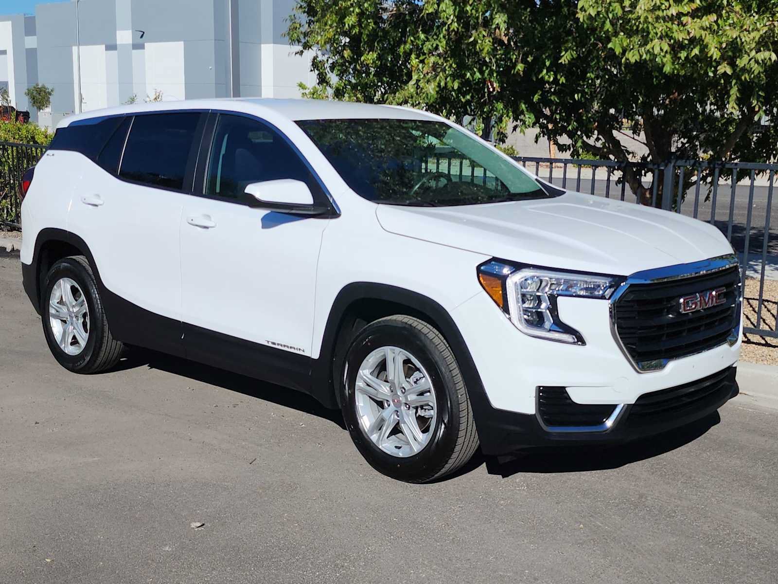 Used 2024 GMC Terrain SLE FWD image 2