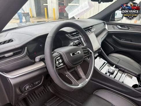 Used 2025 Jeep Grand Cherokee Overland w/ Luxury Tech Group IV AWD/4WD image 12