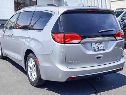 Used 2017 Chrysler Pacifica Touring-L w/ Tire & Wheel Group FWD image 23