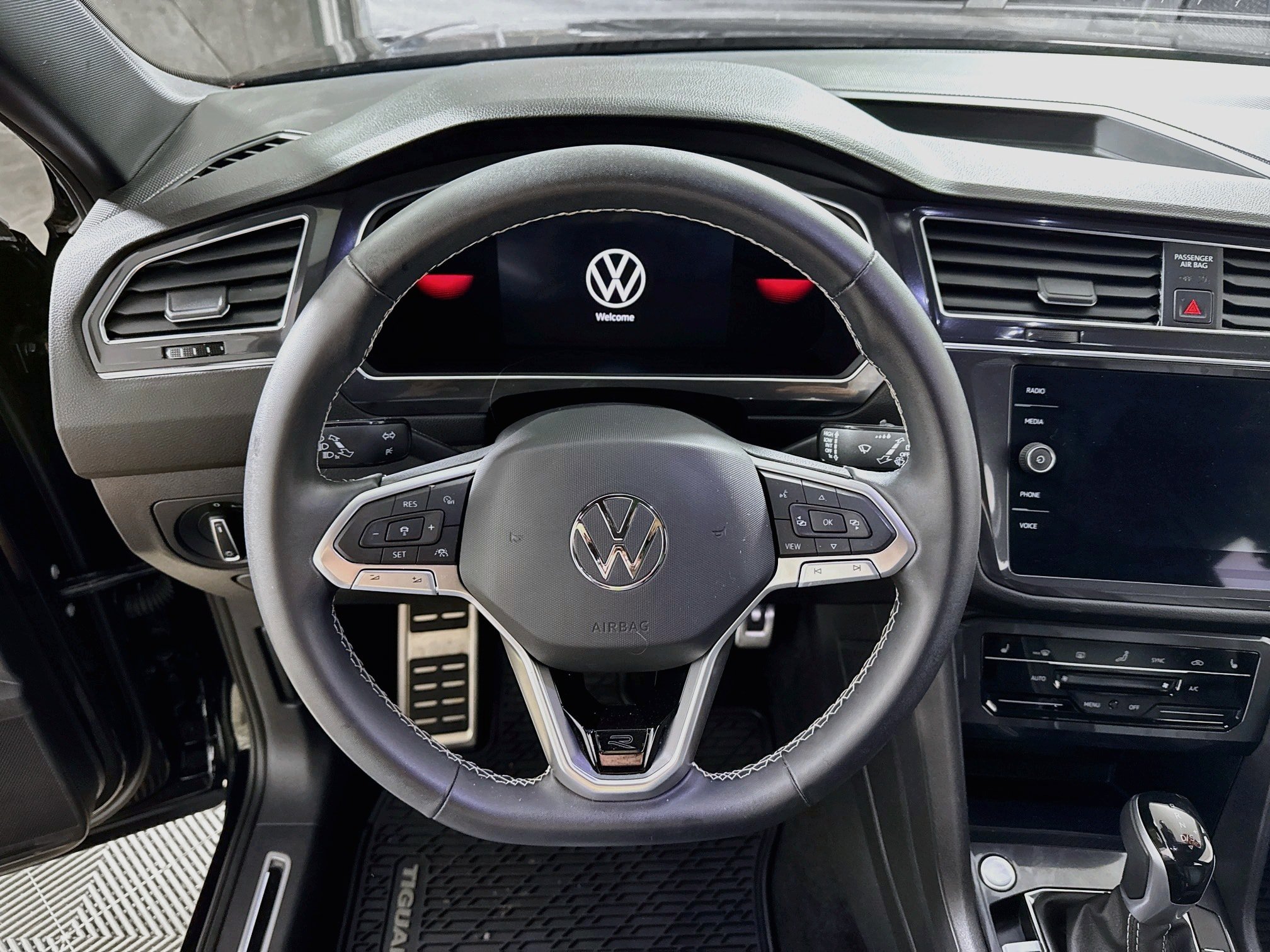 Used 2023 Volkswagen Tiguan SE R-Line AWD/4WD image 16