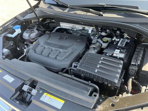 Used 2023 Volkswagen Tiguan SE w/ Panoramic Sunroof Package image 10