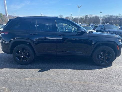 Used 2023 Jeep Grand Cherokee Altitude image 8