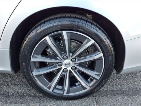 Used 2022 Volvo S60 B5 Momentum w/ Premium Package image 17