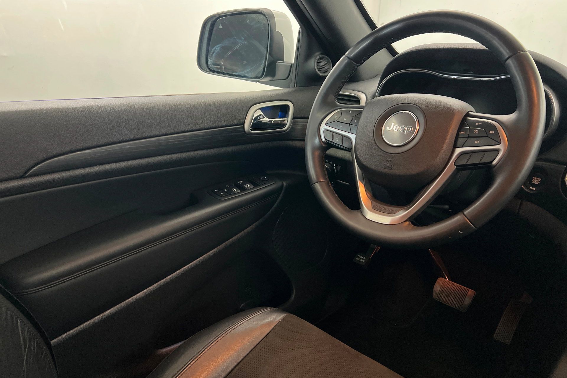 Certified 2022 Jeep Grand Cherokee Laredo X AWD/4WD image 11
