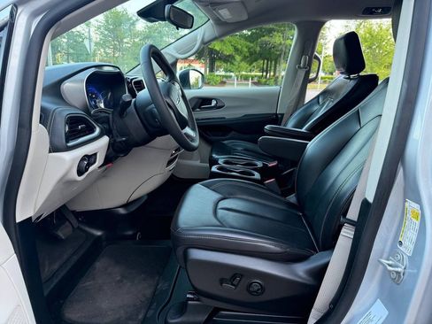 Used 2023 Chrysler Pacifica Touring-L FWD image 18