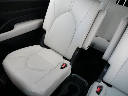 Used 2024 Toyota Grand Highlander AWD image 12