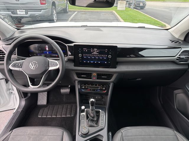 Used 2025 Volkswagen Taos SE AWD/4WD image 12