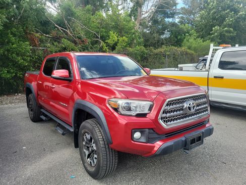 Used 2017 Toyota Tacoma TRD Off-Road w/ Premium & Technology Package AWD/4WD image 3