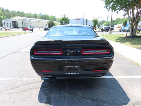 Used 2019 Dodge Challenger SXT RWD image 6
