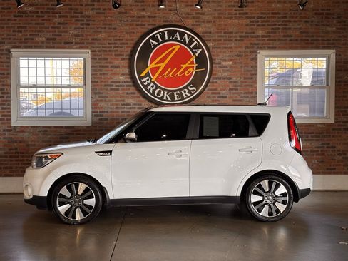 Used 2017 Kia Soul + image 8